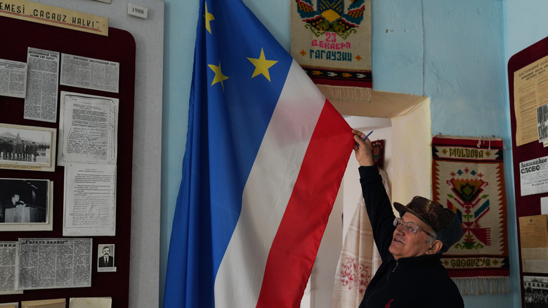 Raising the flag of Gagauzia