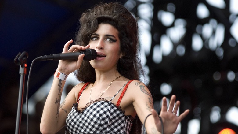 Amy Winehouse gesturing while singing onstage