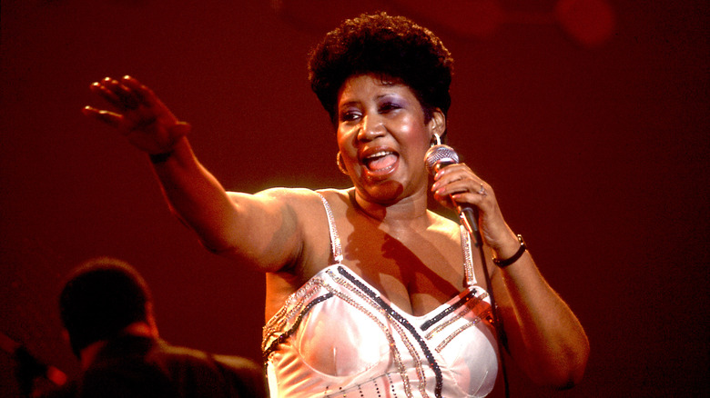 Aretha Franklin gesturing while singing onstage