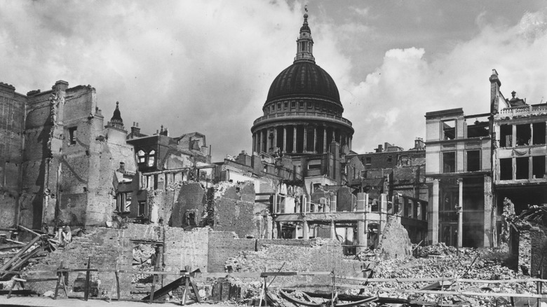 st paul's cathedral standing suring the blitz
