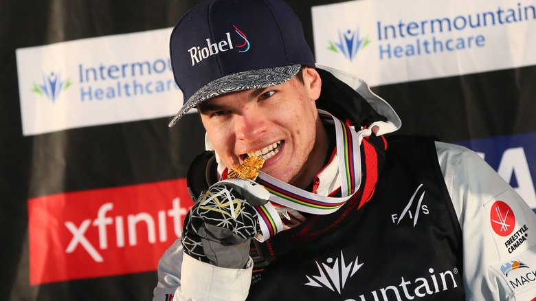 Mikael Kingsbury biting a medal
