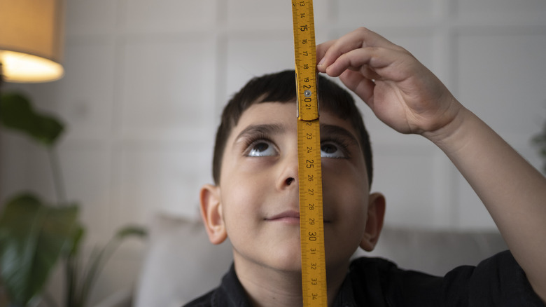 Kid measuring his height