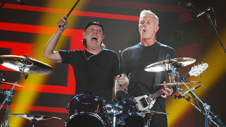 Lars Ulrich and James Hetfield behind drumkit