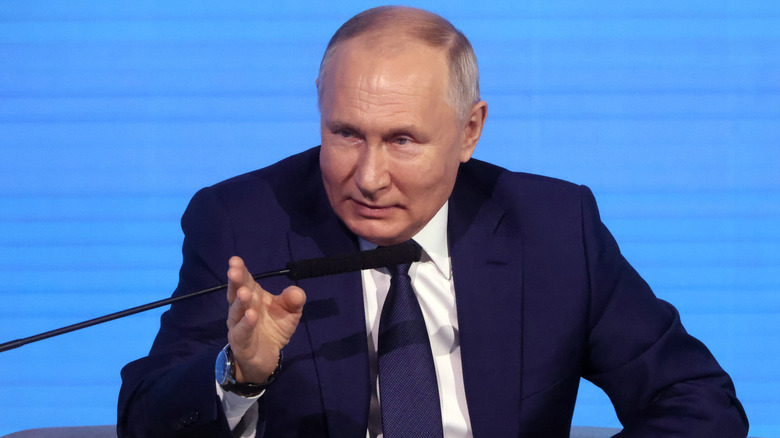 Vladimir Putin gesturing while speaking