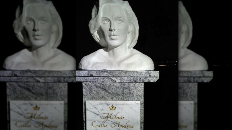 Miss Hungary Csilla Molnar statue