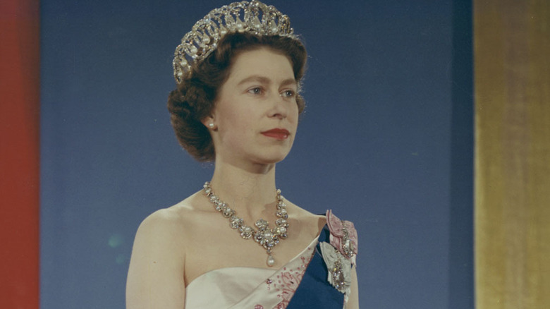 queen elizabeth wearing blue riband garter and crown