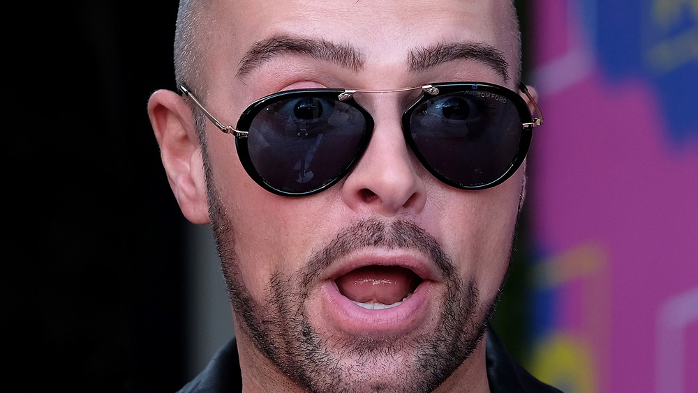 Joey Lawrence sunglasses stubble mouth open