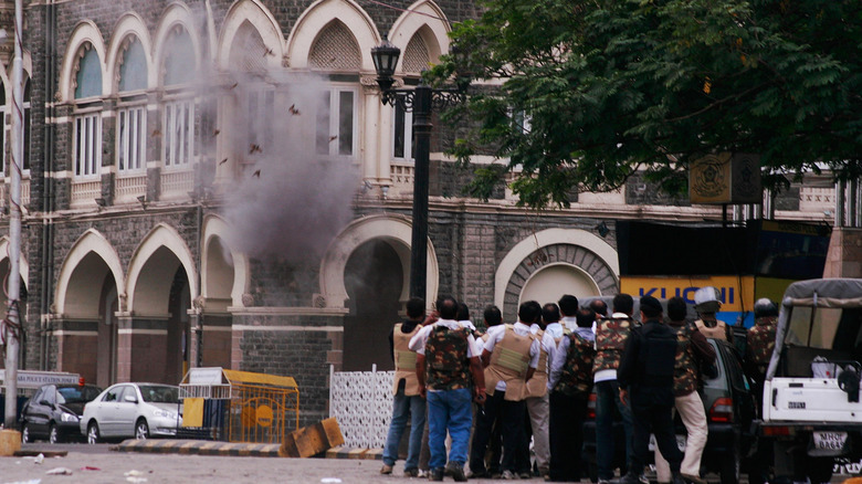 bombing Mumbai hotel armed police