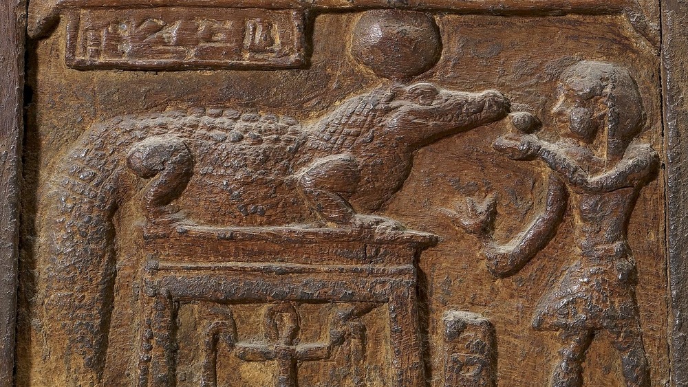 Box showing ancient Egyptian king making an offering 