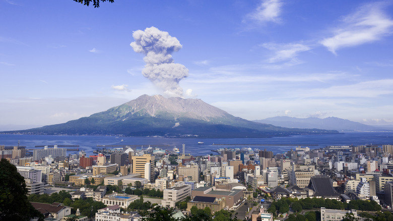 Sakura-jima plumes to rises above Kagoshima City