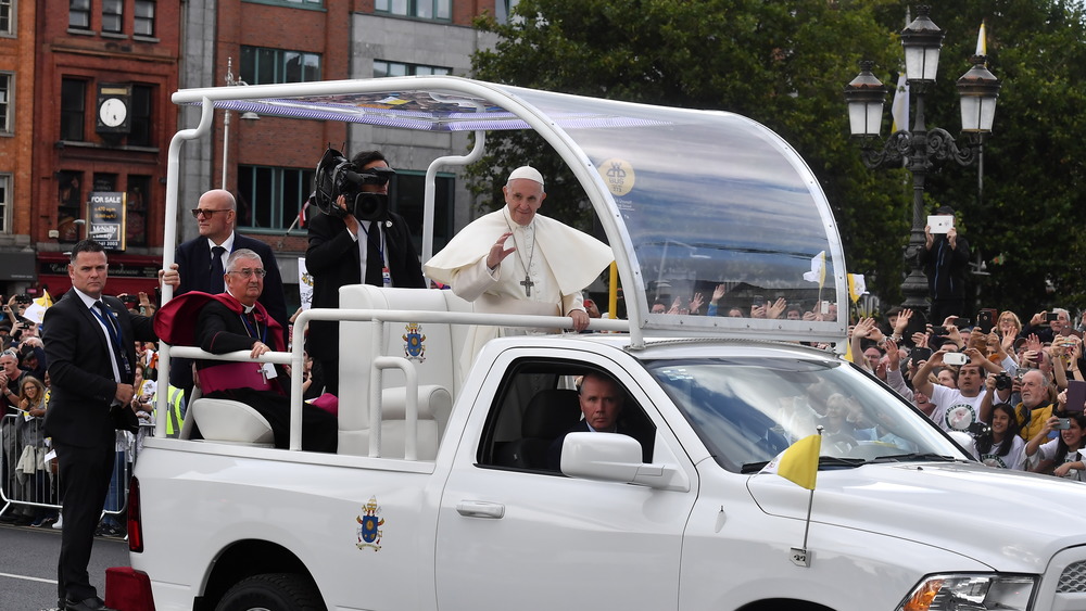 Pope Francis waves from Popemobile