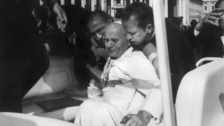 Aide assists John Paul II in popemobile