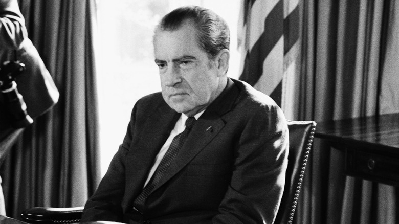 Nixon in Oval Office