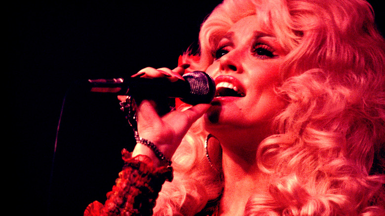 Dolly Parton singing 1977