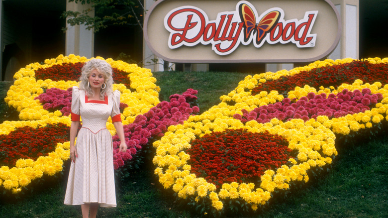 Dolly Parton posong at Dollywood