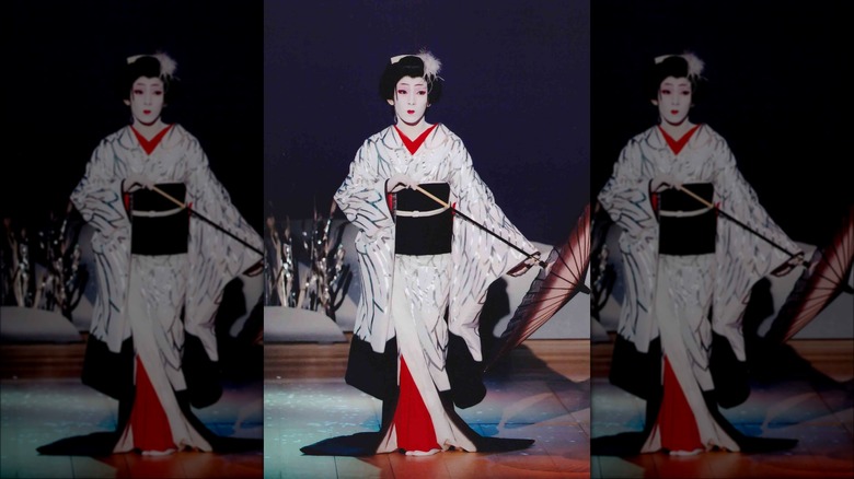 Onnagata dancing white black dress umbrella