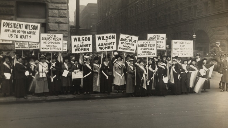 Suffragettes protest Woodrow Wilson's opposition to women voting, 1916