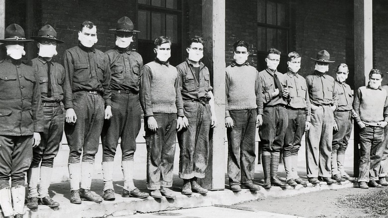 Soldiers wearing masks to avoid the flu