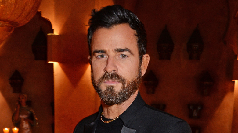 Justin Theroux in a black suit, posing for a photo