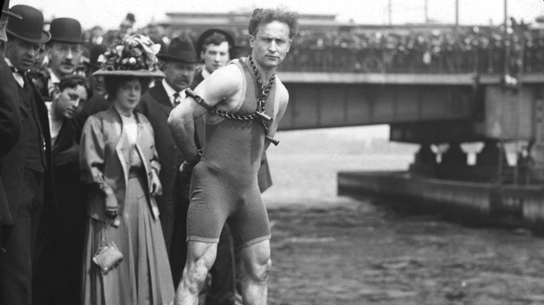 Harry Houdini jumps from Harvard Bridge