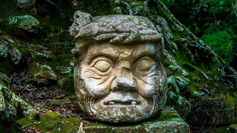 honduras jungle statue