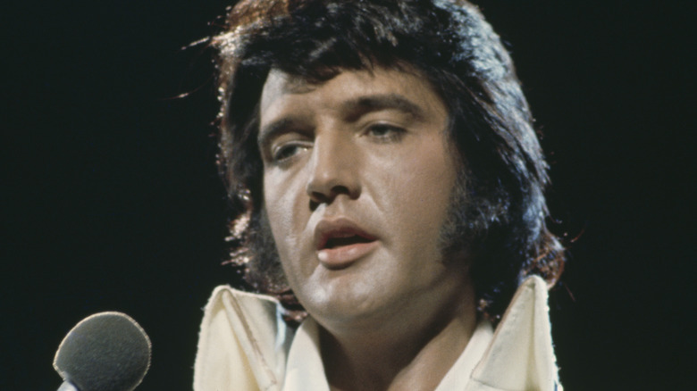 Elvis onstage in jumpsuit