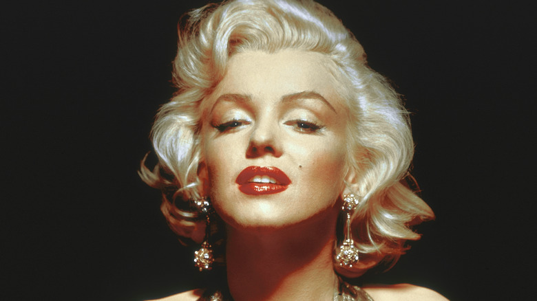 Marilyn Monroe looking up black background