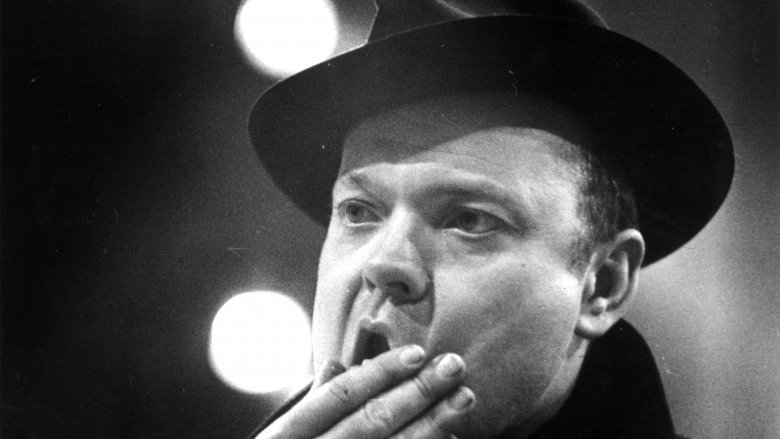 Orson Welles hand on face