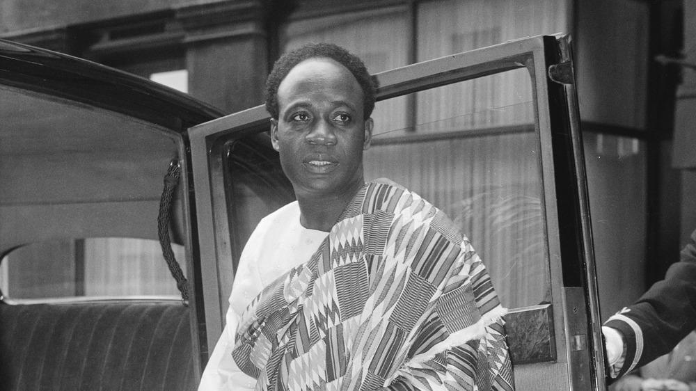 Kwame Nkrumah entering vehicle