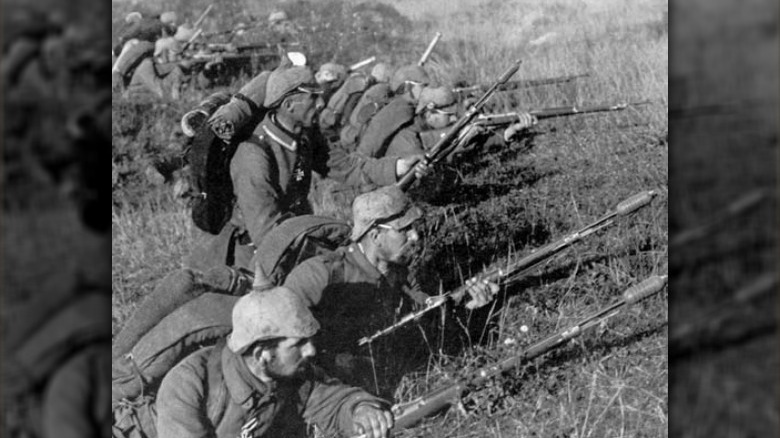 ww1 german soldiers holding guns