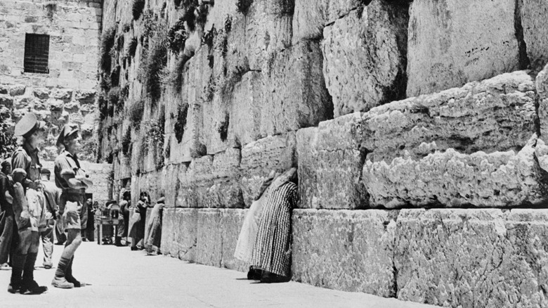 Soldiers inspect Wailing Wall