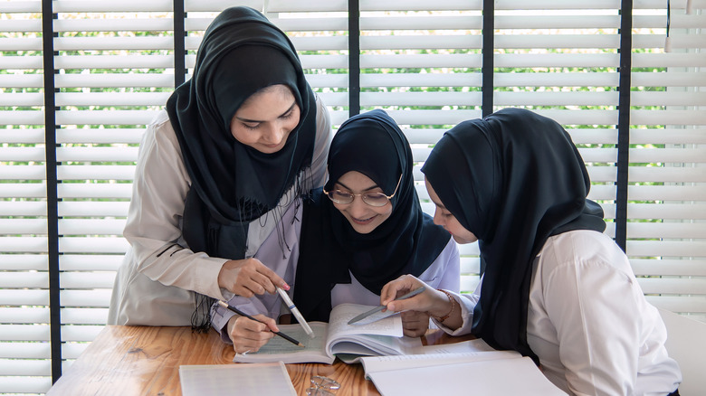muslim girls studying