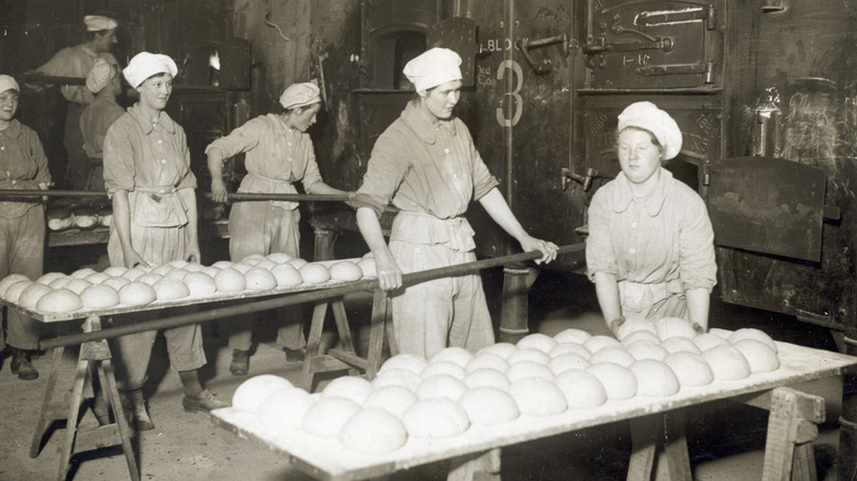 women working in auxiliary army corps