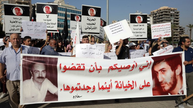 Bashir Gemayel, demonstration, banner