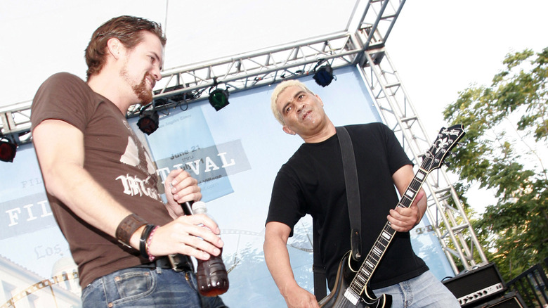 Pat Smear performing with Shane West