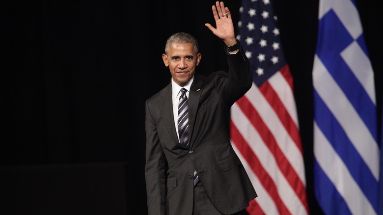 Obama waving to crowd