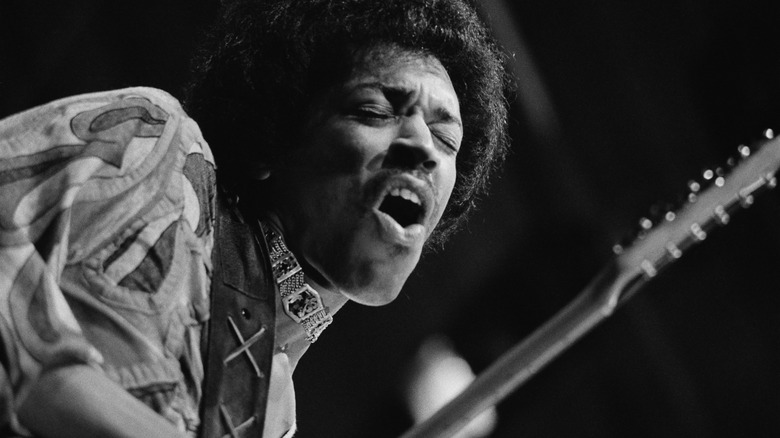 Hendrix plays live