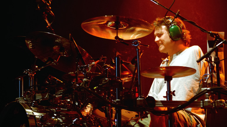 Rick Allen playing with one arm