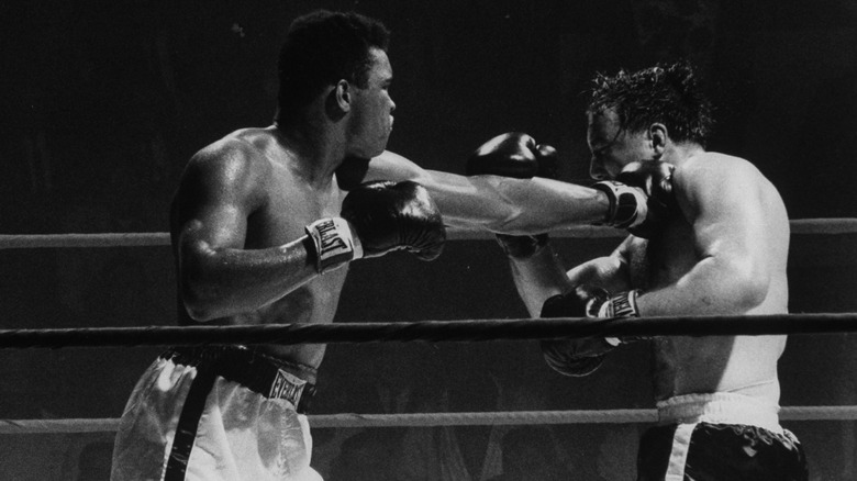 Muhammad Ali fighting George Chuvalo