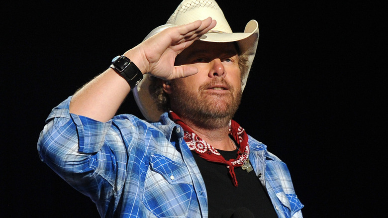 Toby Keith saluting