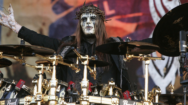 Joey Jordison face paint raising arms