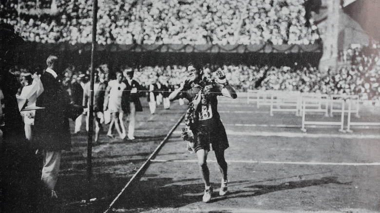 runner crosses 1912 Olympic marathon finish line