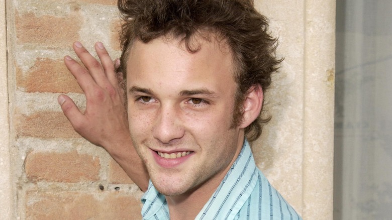 Brad Renfro leaning against a wall