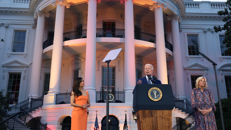 Biden alongside Jill and Eva Longoria in front of White House