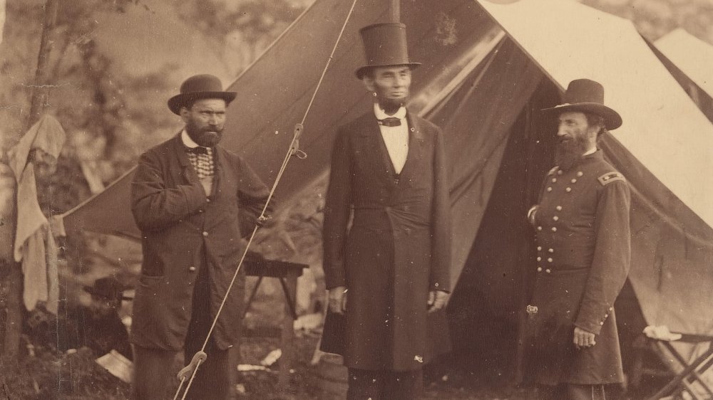Abraham Lincoln with soldiers