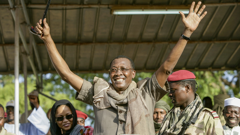Idriss Deby with soldiers raising arms