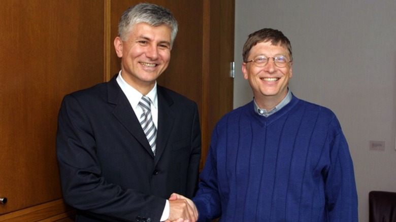 Zoran Dindic smiling suit shaking hands Bill Gates