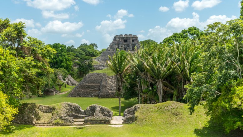mayan pyramid ruins in belize