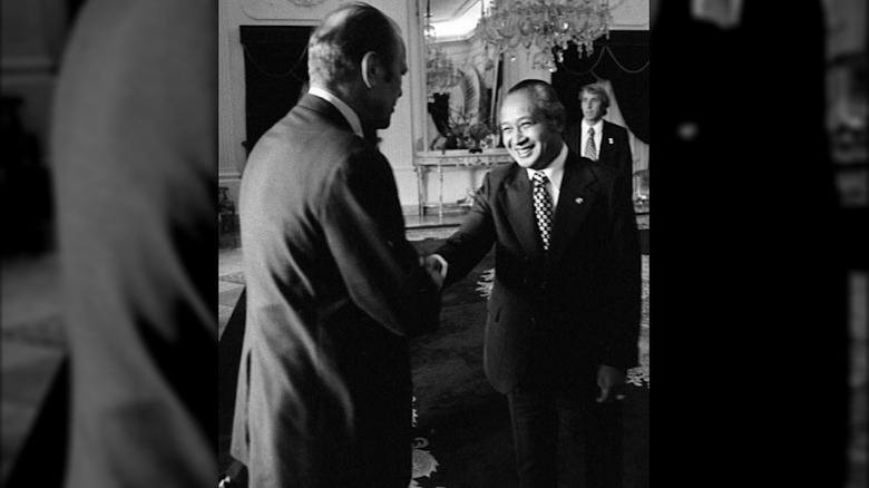Ford and Suharto shake hands