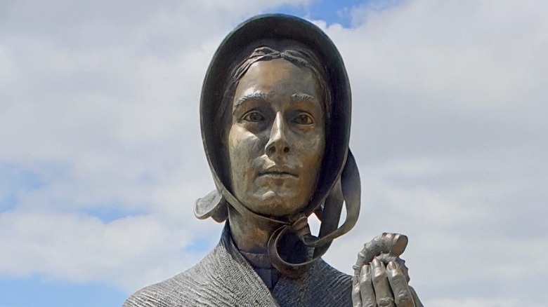 statue of mary anning